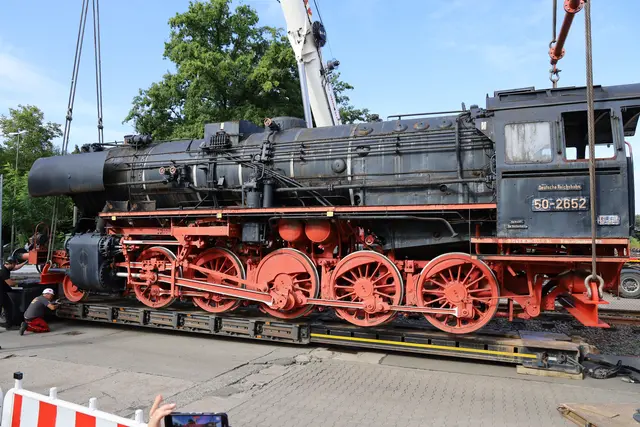 Zentimeterweise wird die Lok auf den Auflieger niedergelassen | Foto: Ralf Vester