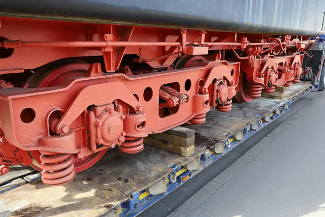 Der auf Holzbalken aufgebockte Tender | Foto: Ralf Vester