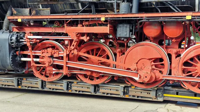 Genau zwischen den Rädern wird die Zugmaschine auf dem Auflieger platziert | Foto: Ralf Vester