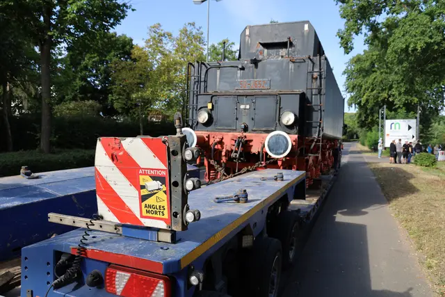 Rund 25 Tonnen bringt der Tender auf die Waage | Foto: Ralf Vester