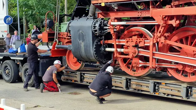 Alle schauen ganz genau hin, damit die Dampflok auch ja perfekt zum Stehen kommt | Foto: Ralf Vester