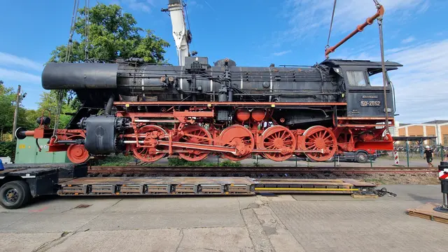 Die Dampflok 50 2652 schwebt vom Gleis herüber auf den Tiefbettauflieger | Foto: Ralf Vester