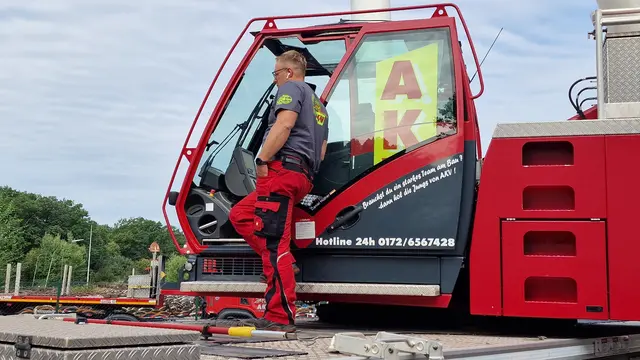 Der Kranführer hat einen tollen Job gemacht und begutachtet zufrieden die Szenerie | Foto: Ralf Vester