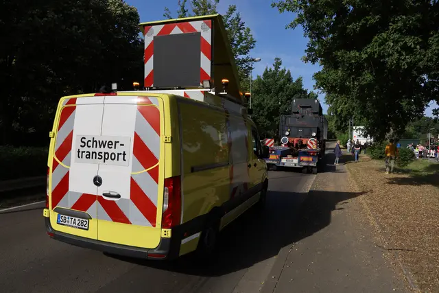 Der Tender wurde zuerst auf einen weiteren Tiefbettauflieger verfrachtet und zunächst auf der Pariser Straße zwischengeparkt | Foto: Ralf Vester