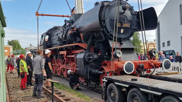 Die Dampflok hat ihren Platz gefunden, jetzt geht's ans Verzurren und Befestigen | Foto: Ralf Vester