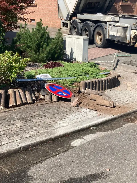 Auch die Einfassung eines Vorgartens und ein Straßenschild wurden in Mitleidenschaft gezogen | Foto: Ralf Vester