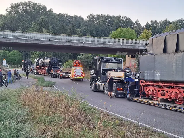 Stopp: Zuerst passiert die Lok, dann der Tender – beide mit abgesenktem Fahrwerk | Foto: Monika Klein