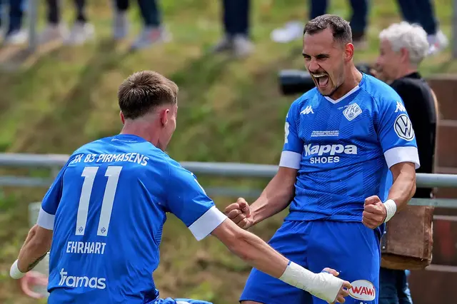Doppeltorschütze Luka Dimitrijevic (rechts) bejubelt mit Marc Ehrhart den Auswärtssieg des FK Pirmasens bei Rot-Weiß Koblenz. | Foto: Erik Stegner
