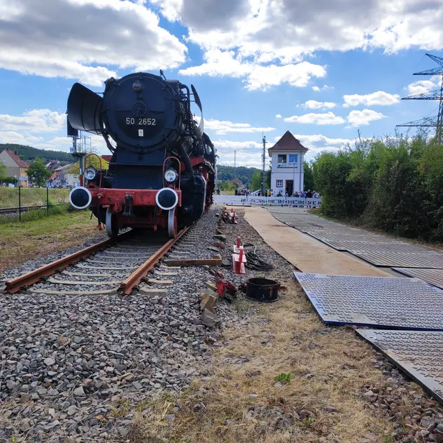 Die Front gen Sambach gewandt: Die historische Dampflok mitsamt Tender ist angekommen. Der Förderverein dankt den beteiligten Firmen für ihr professionelles Arbeiten | Foto: Alfons Weiß/gratis