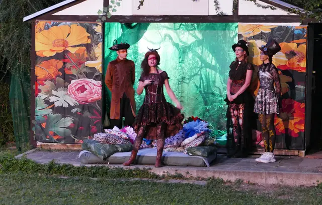 Titanias Lager, v.l. Bohnenblüte (Noah Fischer), Titania (Mirka Besch), Dubby (Manuela Benz), Fussel (Ruslana Amelyanchik) | Foto: I. Feise (2025)