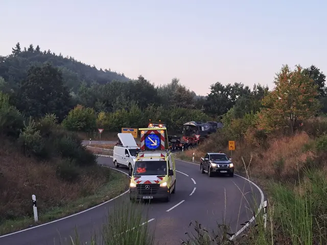 Bei Erfenbach: Der Konvoi rollt in Richtung der Brücke | Foto: Monika Klein