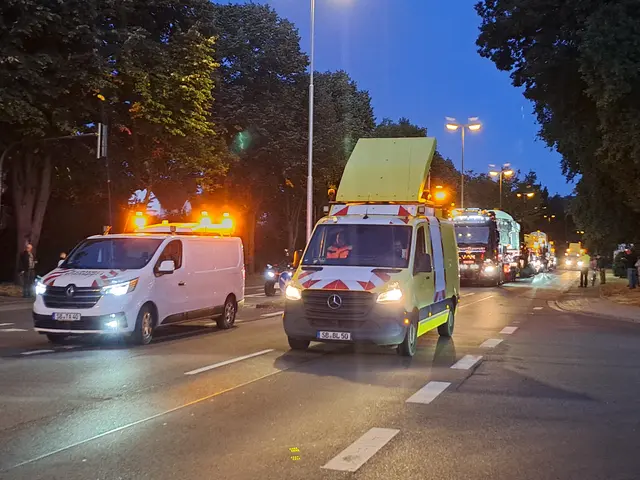 Abfahrt in Kaiserslautern: Die Polizei bildet die Vor- und Nachhut, dazwischen die beiden Tieflader und etliche Begleitfahrzeuge | Foto: Monika Klein