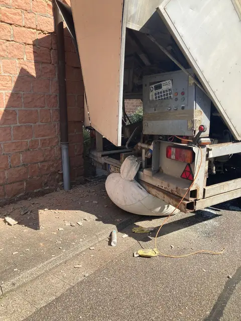 Das Wohnhaus wurde von der Kollision mit dem Lkw deutlich beschädigt | Foto: Ralf Vester