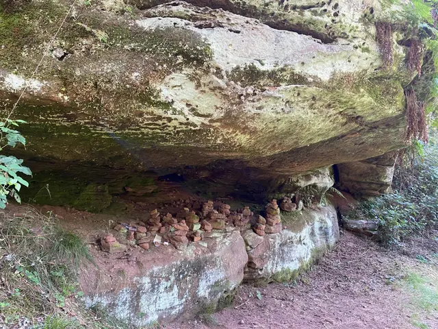 Steinmännchen unter einem Fels | Foto: Ich