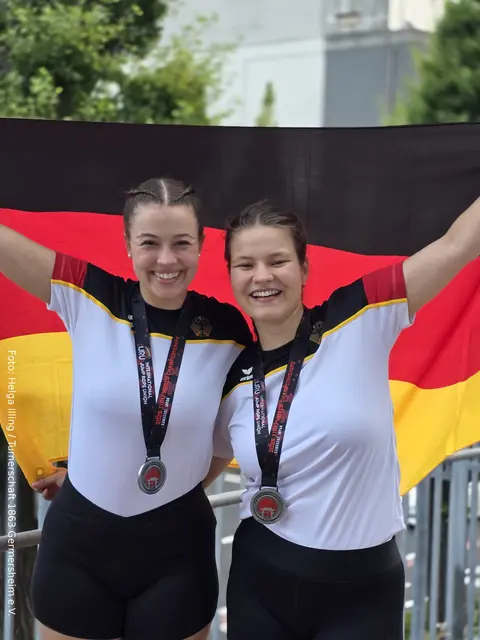 Überglücklich: die Vizeweltmeisterinnen Bianca (links) und Simone Illing. | Foto: Helga Illing