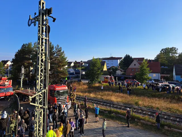 Viele Schaulustige verfolgen die Ankunft und das Umheben | Foto: Monika Klein