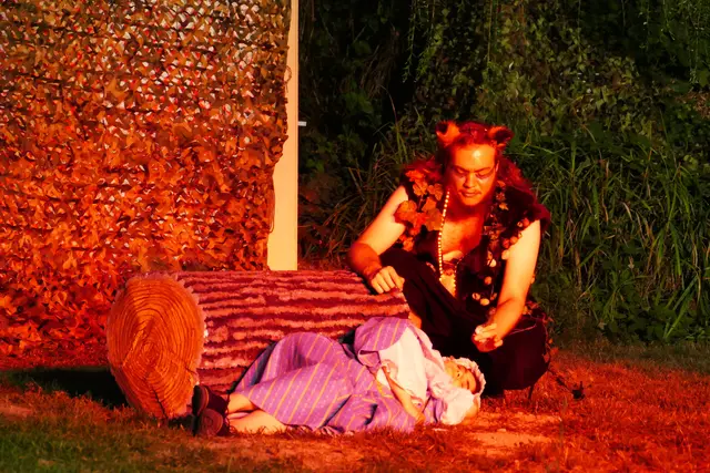 Elfenstreiche, v.l. Hermine Ellenbach (Zoe Strenge), Puck (Thorben Frey) | Foto: H. Feise (2025)
