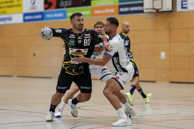 Löwe Jannik Kohlbacher (links) im Zweikampf mit Radojica Cepic (HC Kriens-Luzern). | Foto: Zimmermann/PIX-Sportfotos