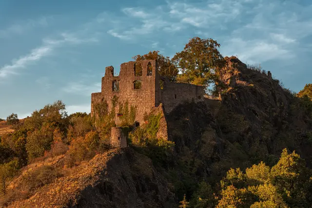 Die Burgruine Falkenstein thront über der an den südwestlichen Ausläufern des Donnersberges gelegenen Gemeinde Falkenstein | Foto: Harald Kröher