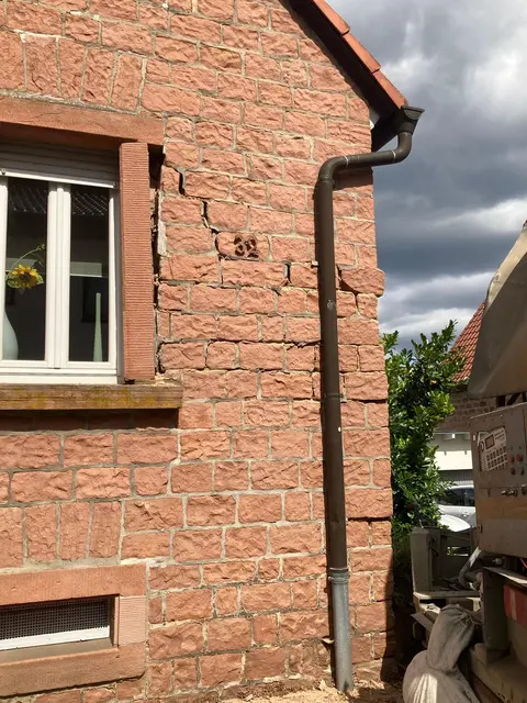 In der Hausfassade zeigen sich unübersehbare Risse | Foto: Ralf Vester