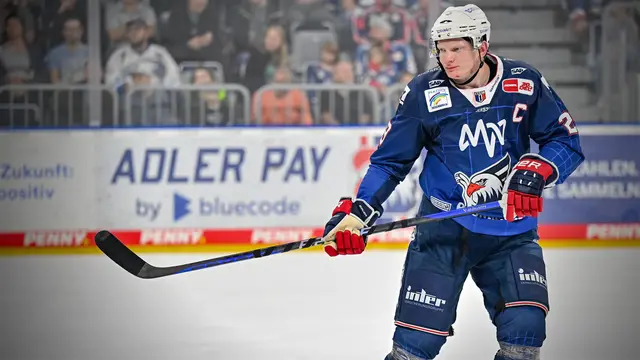 Denis Reul, der zuletzt in Augsburg spielte (hier im Adler-Trikot), beendet seine beeindruckende Spielerkarriere. | Foto: Adler Mannheim / Daniel Bamberger