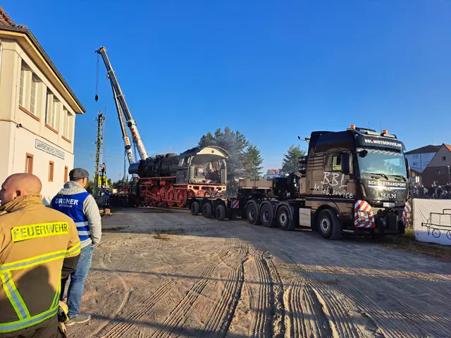 Der Tieflader schiebt die Lok in Richtung Gleisbett | Foto: Monika Klein