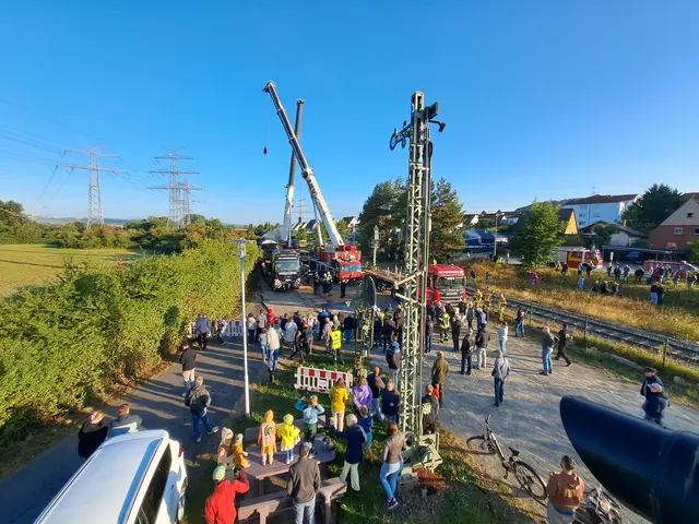 Die Absperrungen halten die Schaulustigen in sicherer Entfernung | Foto: Monika Klein