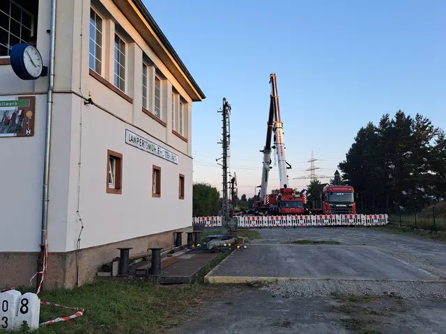 Am Stellwerk ist alles für die Ankunft vorbereitet: Die beiden Krane sind aufgebaut | Foto: Monika Klein