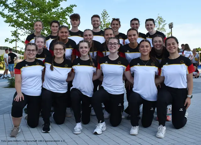 hintere Reihe vlnr: Christina Khramtsov, Petra Golik, Lasse Trauth, Mark Maurer, Julia Linder, Ronja Höfers und Sarah Höfers --- mittlere Reihe vlnr: Linda Orschel, Emely Prel, Mira Beck, Stefanie Nering, Milena Riester und Bianca Illing --- vordere Reihe vlnr: Fabienne Metzger, Simone Illing, Amelie Sommer, Diana Brauer, Alexandra Florinski und Liv Grete Schupp | Foto: Jens Höfers