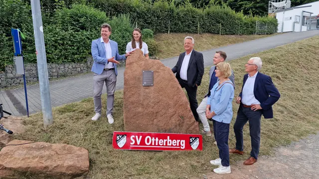 Der Gedenkstein für Karl-Heinz Schröder am Wallonen-Stadion ist enthüllt (von links): Harald Westrich (Bürgermeister der VG Otterbach-Otterberg), Miriam Welte (Bahnrad-Olympiasiegerin), Dr. Ulrich Becker (Ehrenpräsident des Leichtathletikverbandes Pfalz), Timo Günther (Vorsitzender des SV Otterberg), Erika Brand (Initiatorin des Projekts Gedenkstein) und Walter Eichler | Foto: Ralf Vester