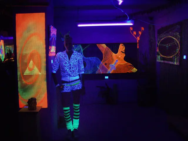 Aktion im Atelier Berlejung im Jahr 2003: Arbeiten mit „Schwarzlicht“ (UV-Licht). | Foto: Schmitt