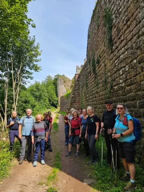 Gruppenfoto an der Burg Neuscharfeneck | Foto: Ich