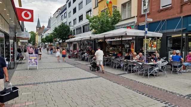 In der Marktstraße kam es am späten Sonntagabend zu einer Sachbeschädigung an einem Mobilfunkgeschäft | Foto: Ralf Vester