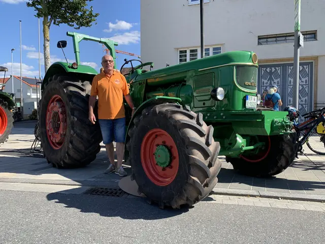 Hartmut Renner aus Mutterstadt mit einem seltenen Deutz-Traktor bei der Kerwe-Ausstellung in Mutterstadt | Foto: Michael Sonnick