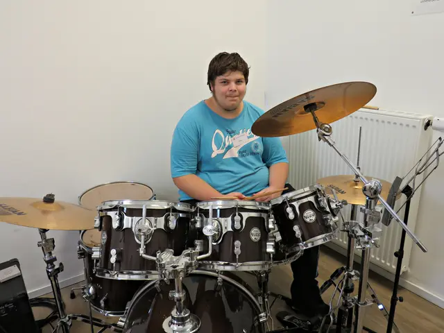 Ehemaliger Praktikant Luka am Schlagzeug half mit | Foto: Brigitte Melder