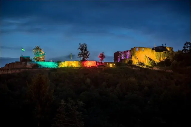 Die illuminierte Wolfsburg. | Foto: Verein Waldschatten