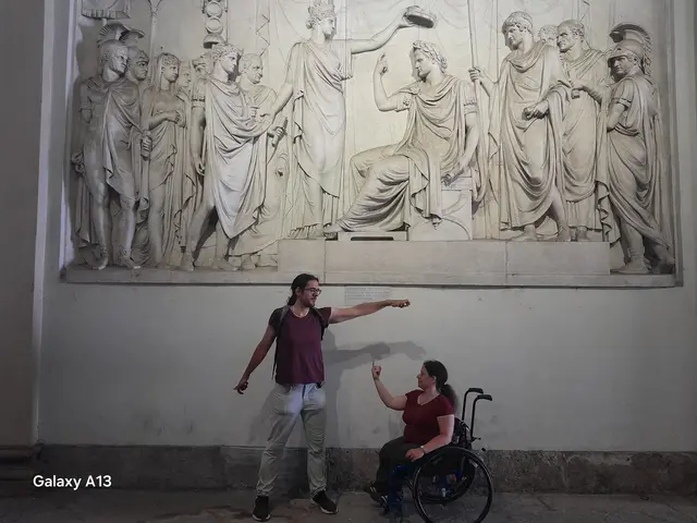 Appropriation Art mit Stephan, der Napolirene die Krone aufsetzt. | Foto: Stephan Alberti-Riedl