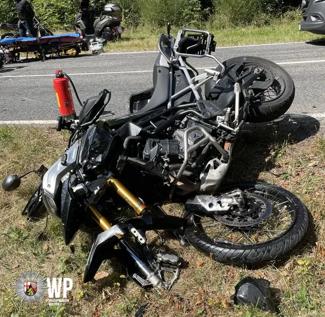 Am Sonntag um die Mittagszeit stießen ein 38-jähriger und ein 64-jähriger Motorradfahrer in einer Kurve frontal zusammen | Foto: Polizeipräsidium Westpfalz