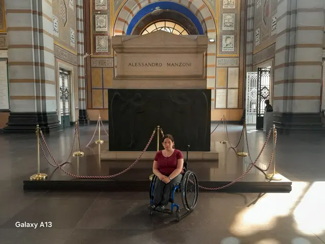 Irene vor dem Grab von Alessandro Manzoni | Foto: Stephan Alberti-Riedl