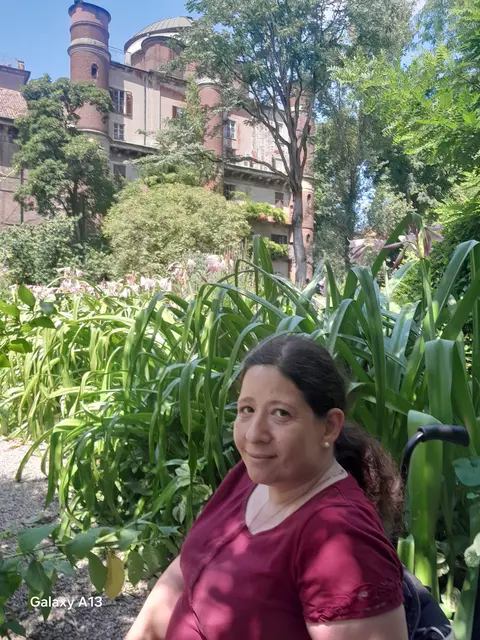 Irene im botanischen Garten, hinter ihr die Pinacoteca | Foto: Stephan Alberti-Riedl