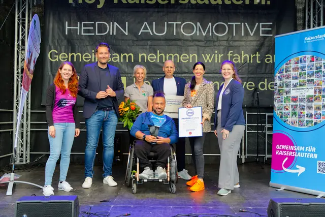 Bei der Bekanntgabe des Siegs: Julia Bangert (Siak, v. l.), Staatssekretär Daniel Stich, Bewegungsmanagerin Jennifer Höning, Veranstaltungsbotschafter Abdul Dogan, FCK-Vorstand Gero Scira, Sportdezernentin Anja Pfeiffer und Rekordrichterin Laura Kuchenbecker | Foto: Siak/gratis