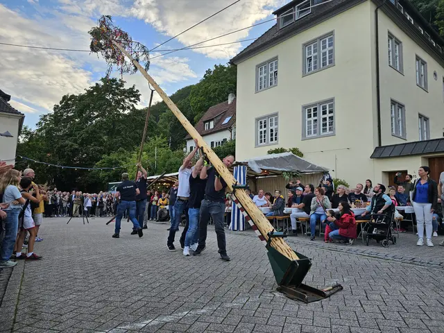 Kerwebaumstellen durch die Freiwillige Feuerwehr Haardt. | Foto: Eva Bender