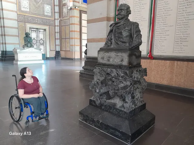 Irene bewundert das Famedio | Foto: Stephan Alberti-Riedl