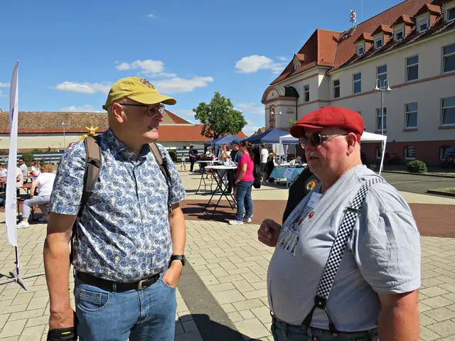 Fotograf Johann-Peter Melder im Gespräch mit Helmut | Foto: Brigitte Melder