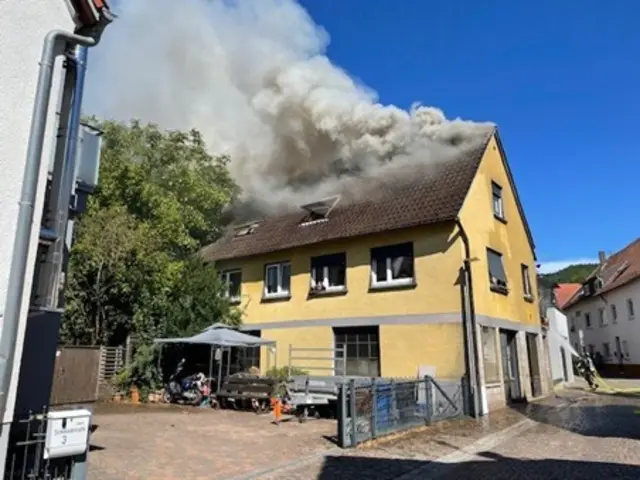 Am Montagnachmittag kam es in der Schmiedstraße in Busenberg zu einem schweren Brand | Foto: Polizeidirektion Pirmasens