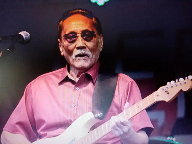 Ricky

Gitarre und Gesang

Rick van Eldik, so heißt Ricky mit bürgerlichem Namen, ist weitgereist.

Geboren in Indonesien, lebte er viele Jahre in Holland,
bevor er schließlich in Deutschland seine neue Heimat fand.

Einige der Band-Namen vergangener Tage
haben längst Kult-Status erlangt :

"The Cresents" - "Royal Aces" - "Seven Aces" - "Tielman Brothers"

"Indonesian-Revival-Band" - "Vampires". | Foto: GUBO
