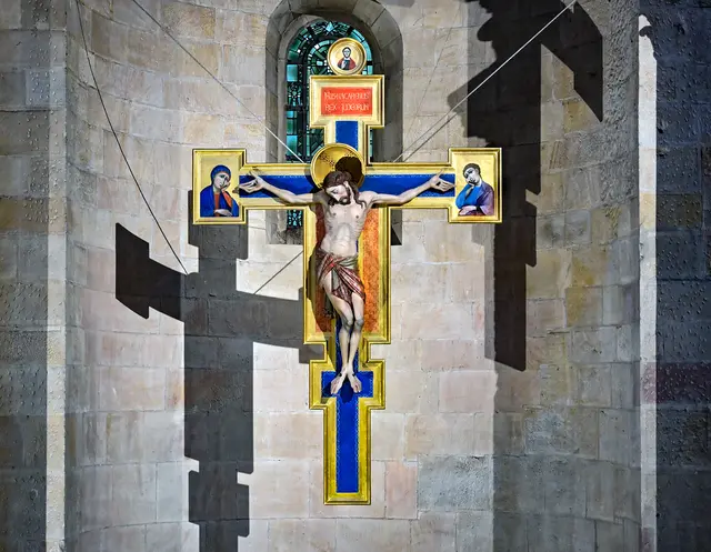 Das Kreuz, das zum Heiligen Jahr „Pilger der Hoffnung“ im Querhaus des Doms aufgehängt wurde | Foto: Domkapitel Speyer/Klaus Landry