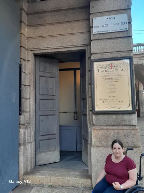 Irene vor dem Teatro alla Scala | Foto: Stephan Alberti-Riedl
