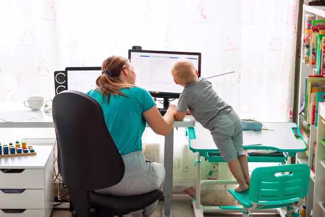 Homeoffice kann eine Möglichkeit sein, Familie und Beruf zu vereinbaren. Davon profitieren auch Unternehmen | Foto: len44ik/stock.adobe.com