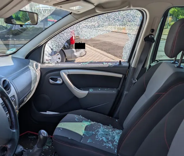 Die vordere rechte Scheibe eines Pkw wurde eingeschlagen – Täter entwendeten die Handtasche vom Beifahrersitz. | Foto: Polizeiinspektion Haßloch